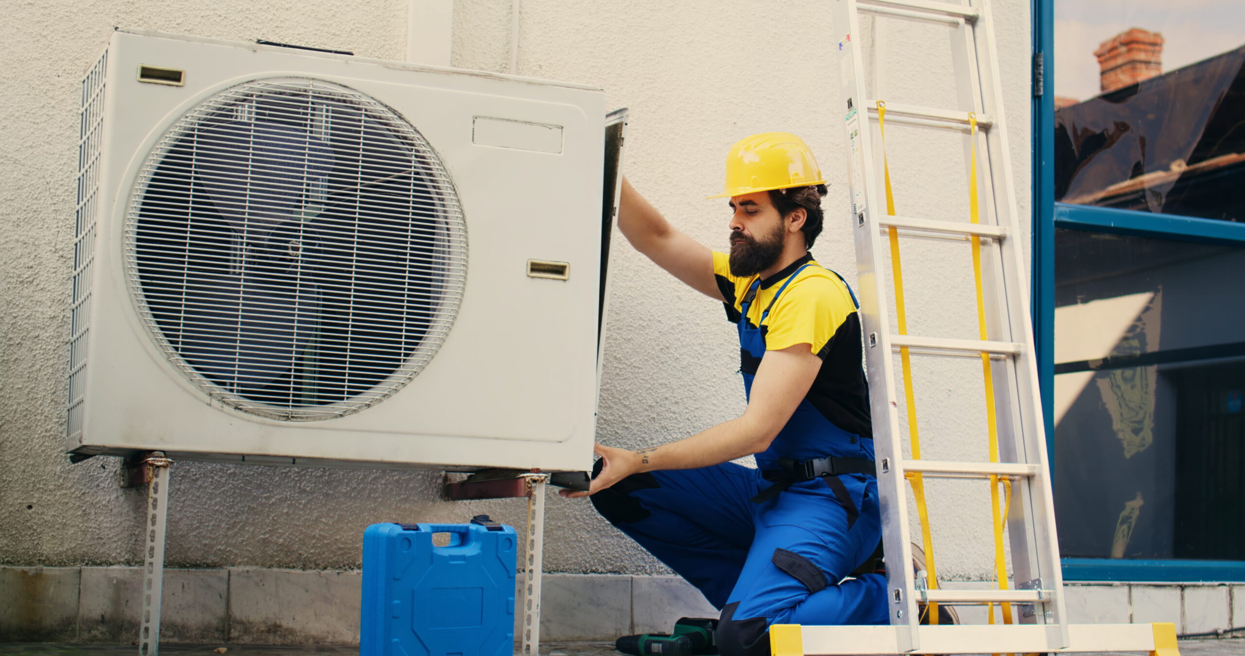 worker works air conditioner (1)
